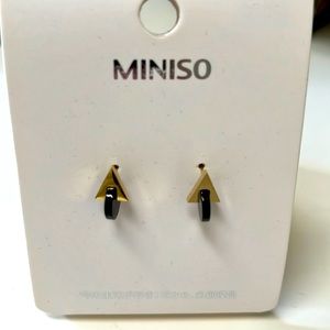 🔥Miniso NWT Gold triangle studs with black circle.